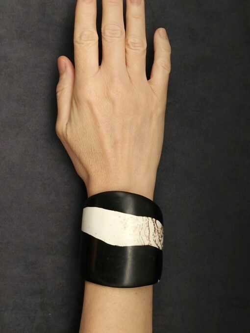 Vegan Ivory & Black Flat Cuff Size S - Image 2