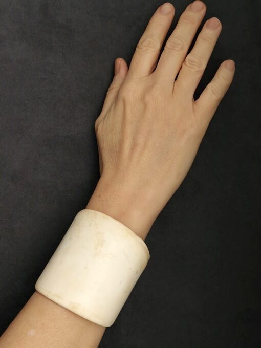 Vegan Ivory Flat Cuff Size M - Image 3
