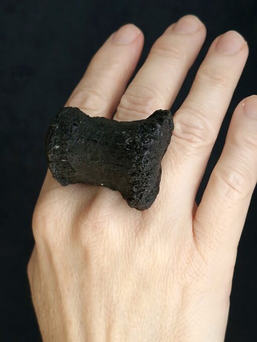 Black Sculptured Ring Size 8.5 - Image 3
