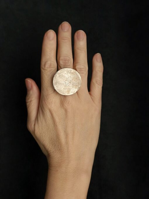 White Bronze Plated Alloy Ring Size 7.5 - Image 2
