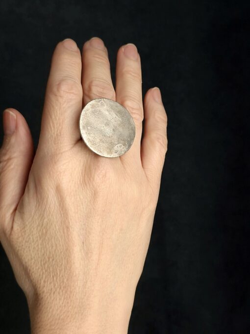 White Bronze Plated Alloy Ring Size 7.5 - Image 4