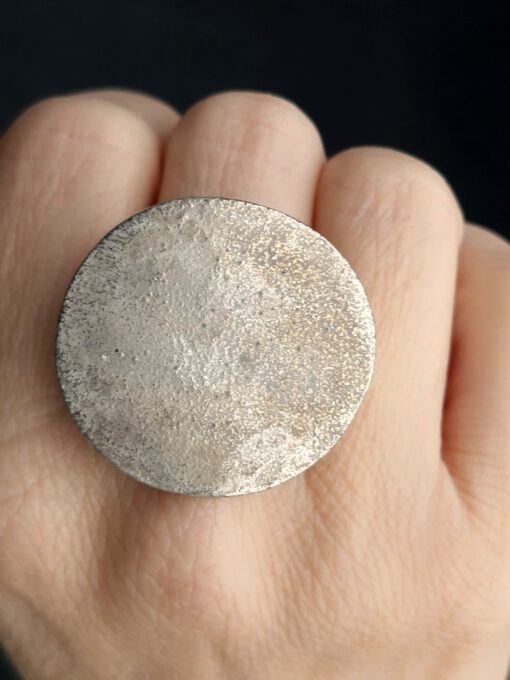 White Bronze Plated Alloy Ring Size 7.5 - Image 3