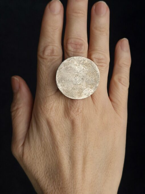 White Bronze Plated Alloy Ring Size 7.5 - Image 6