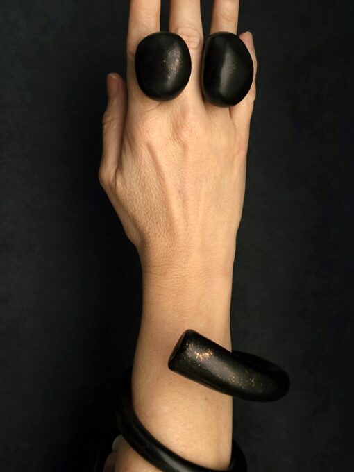 Black Sculptured Ring Size 8 - Image 5