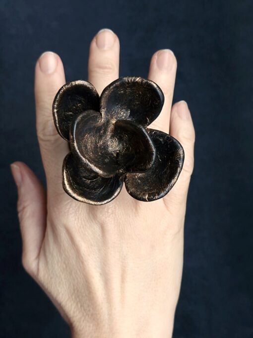 Black with Gold Sheen Flower Ring Size 8 - Image 5