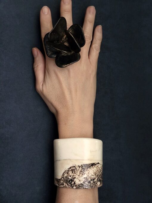 Black with Gold Sheen Flower Ring Size 8 - Image 7