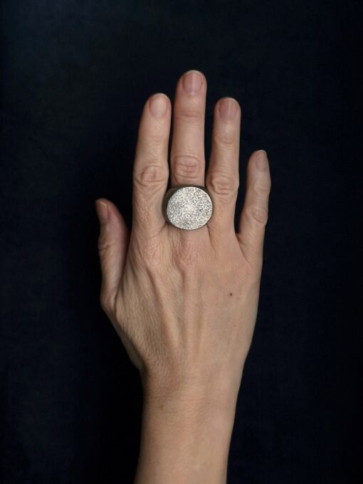White Bronze Plated Alloy Ring Size 6.5 - Image 2